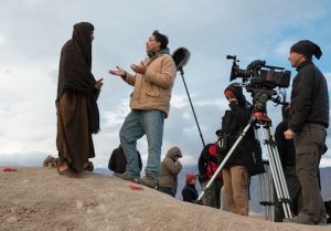 Director Rodrigo Garcia speaking with Ewan McGregor while shooting 'Last Days in the Desert'